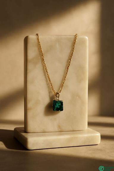 Create a Elegant handcrafted necklace with a single prompt 